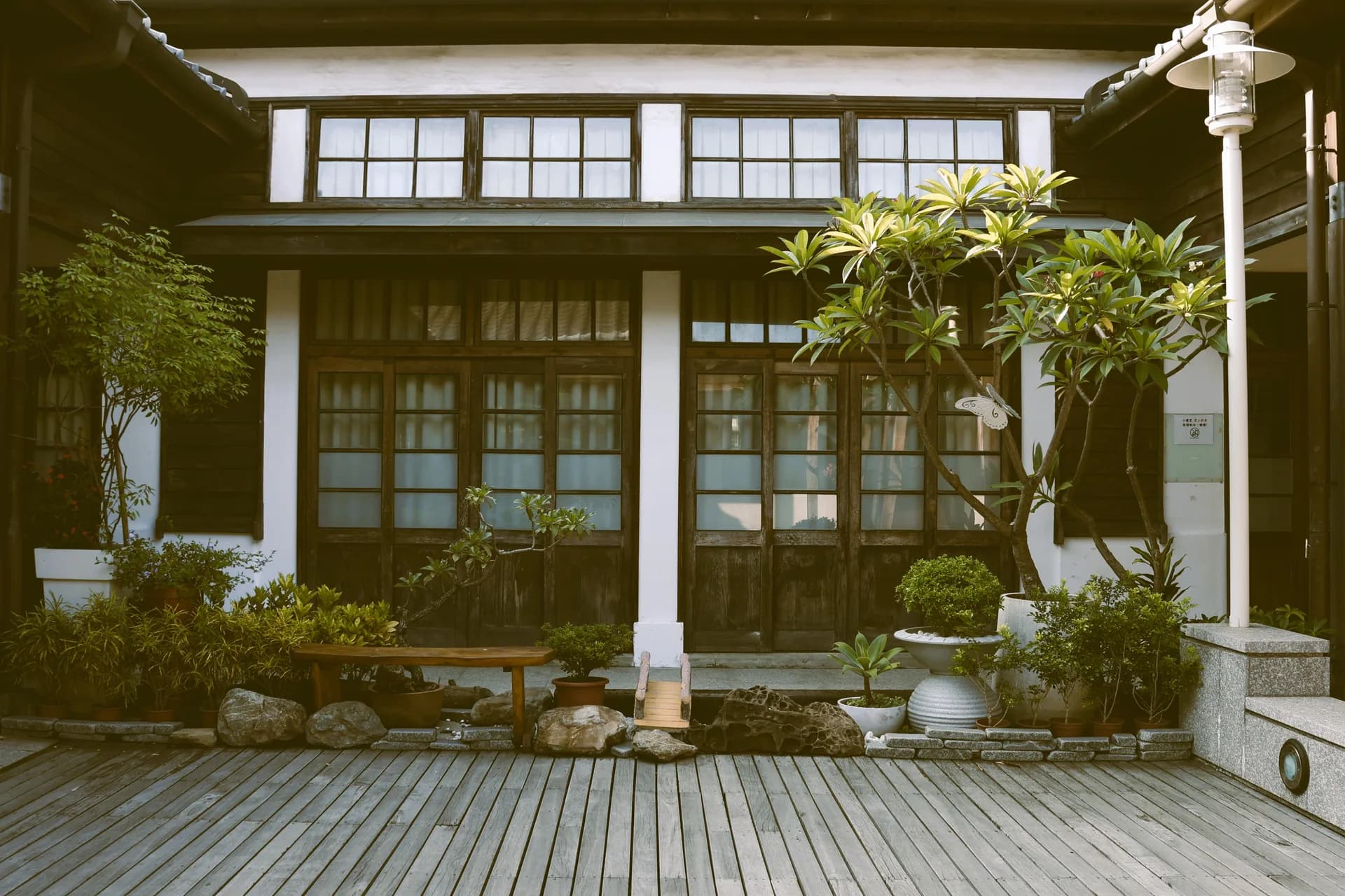 Imej contoh BookNoFees: Rumah kayu tradisional dengan taman di Taiwan