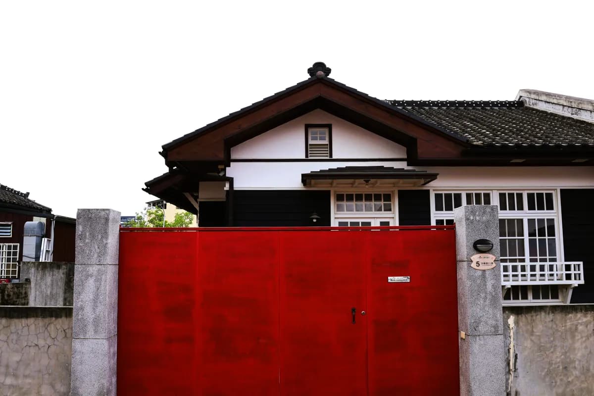 Imej contoh BookNoFees: Rumah tradisional dengan pintu merah di Taiwan