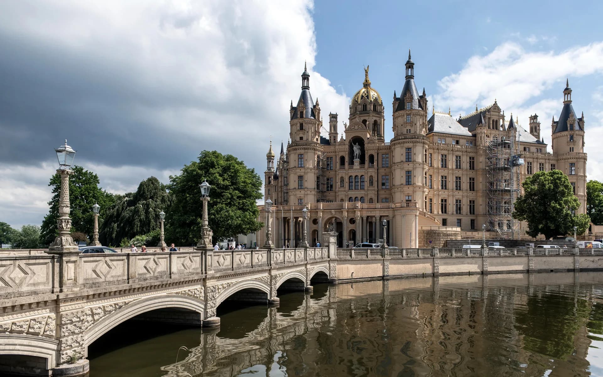 Imej contoh BookNoFees: Istana Schwerin dengan menara dan jambatan di atas air