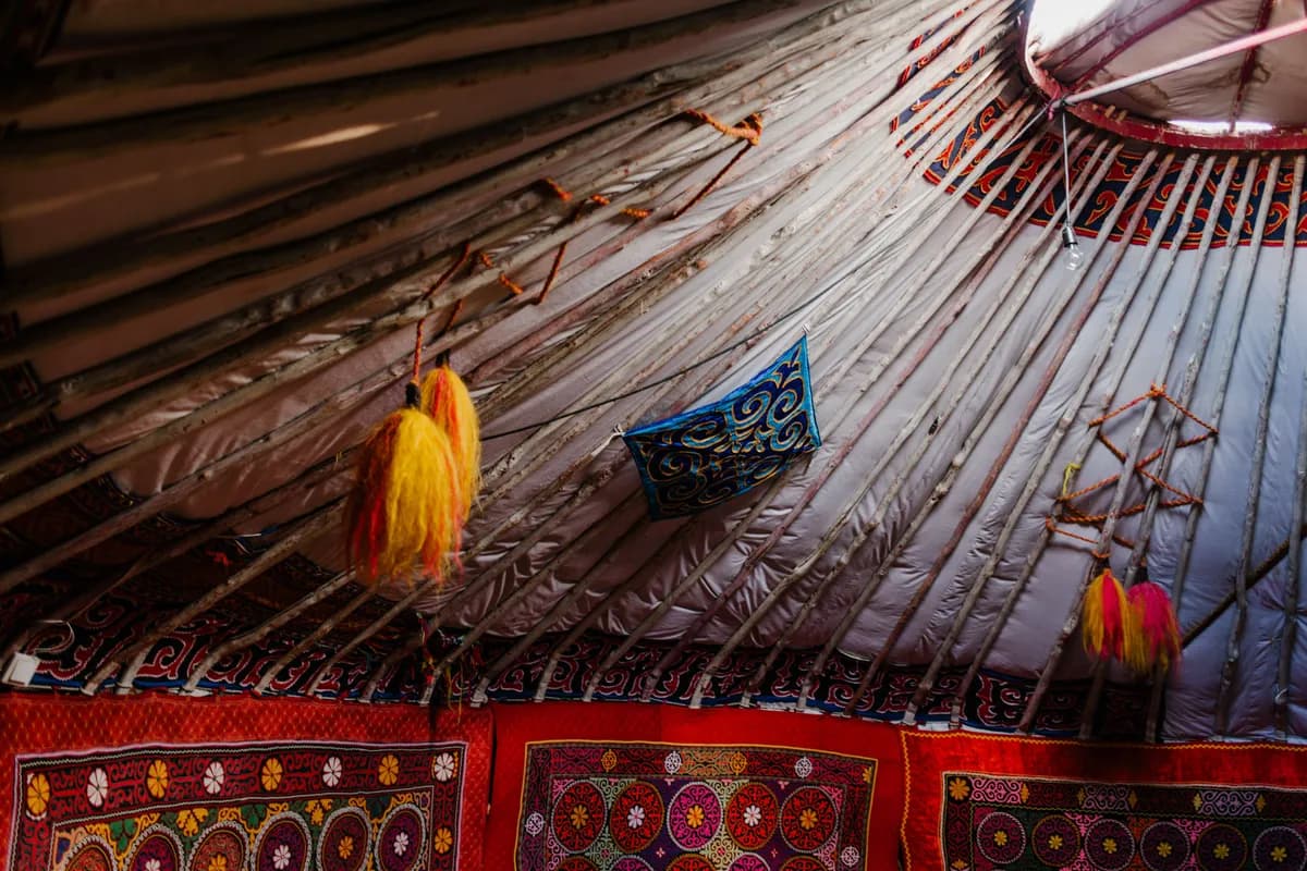 Imej contoh BookNoFees: Bahagian dalam yurt tradisional dengan tekstil bermotif