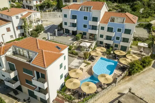 BookNoFees: Quiet Vacation Rental with a Pool and Garden – Slatine