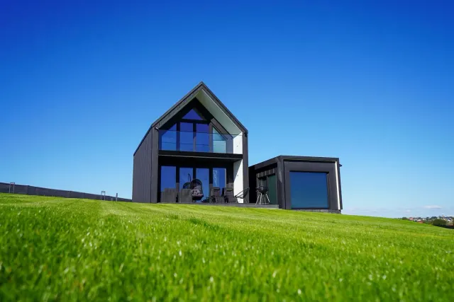 BookNoFees: A stylish home surrounded by nature, featuring a sauna and a hot tub – Rusinowo