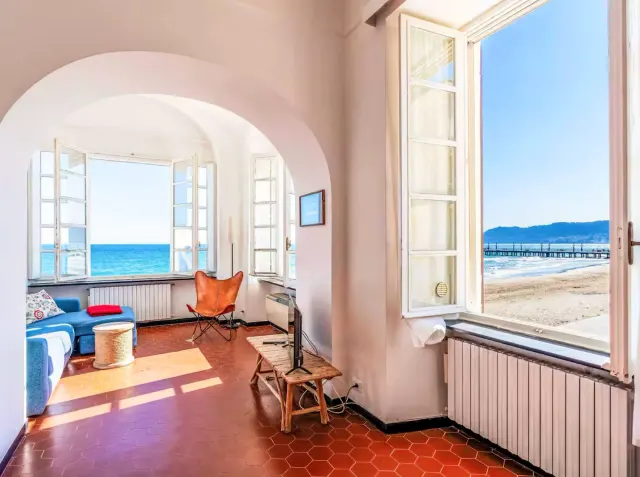 BookNoFees vacation rental in Alassio – Spacious apartment with a view of the sea and vaulted ceilings