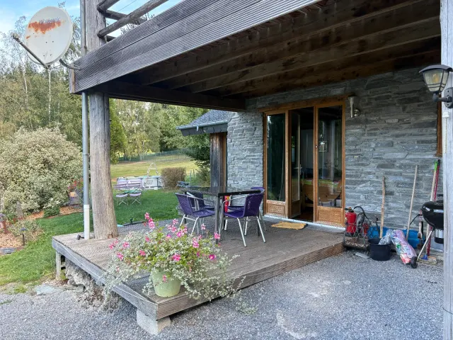 BookNoFees: Quiet apartment surrounded by nature, with a covered terrace and a pool – Membre Sur Semois