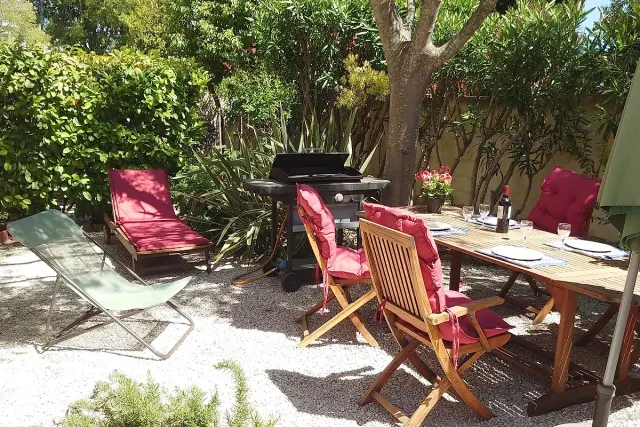 BookNoFees vacation rental in Sanary – Quiet vacation rental with a fenced-in yard