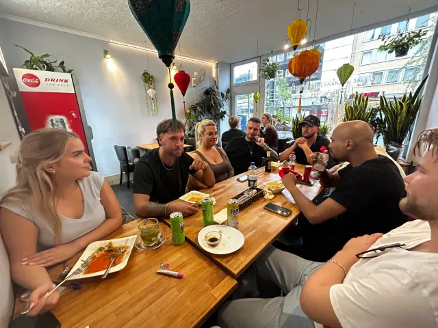 BookNoFees: Snack bar – Good morning Vietnam – Aachen – Restaurant with long table and colorful lanterns hanging from ceiling, photo 4