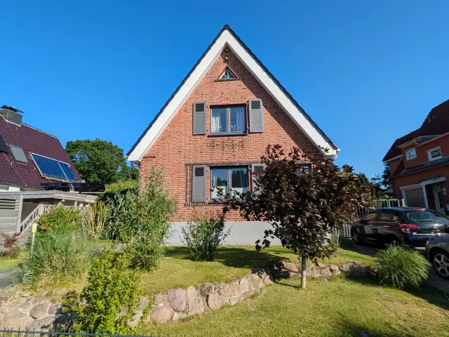 BookNoFees vacation rental in Lübeck – Spacious semi-detached home in a quiet neighborhood