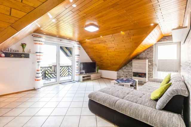 BookNoFees: Robinson Vacation Rental in Balve with a Fireplace and Garden View – Balve