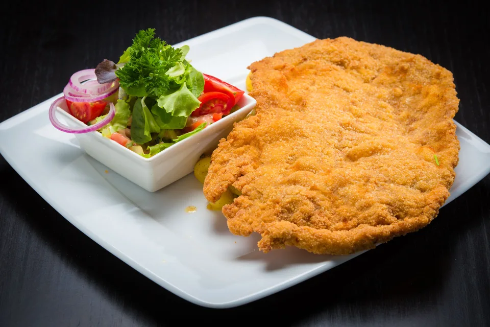 BookNoFees: Contoh foto: Schnitzel berlapis roti dengan salad sampingan di atas pinggan putih