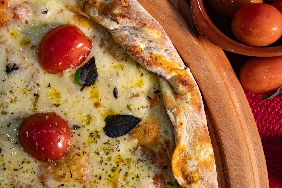 BookNoFees: Contoh foto: Piza keju yang di atasnya diletakkan tomato ceri