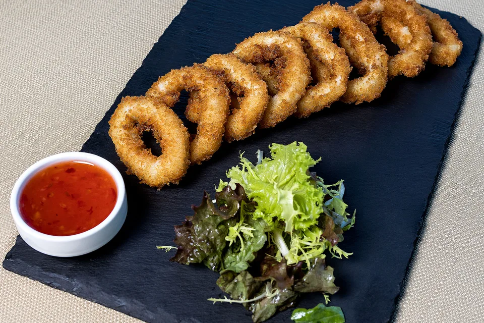 BookNoFees: Contoh foto: Cincin sotong goreng dengan salad dan sos celup