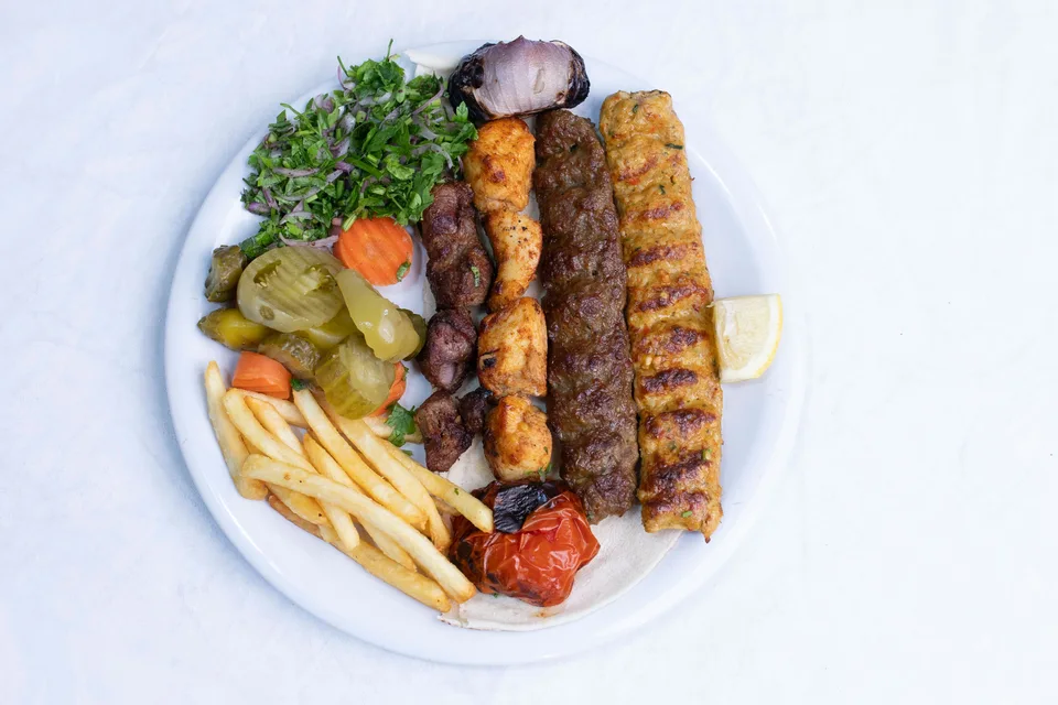 BookNoFees: Contoh foto: Kebab panggang dihidangkan dengan salad dan kentang goreng