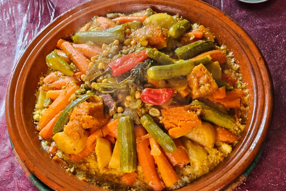 BookNoFees: Contoh foto: Sayur-sayuran berwarna-warni dihidangkan dalam tagine