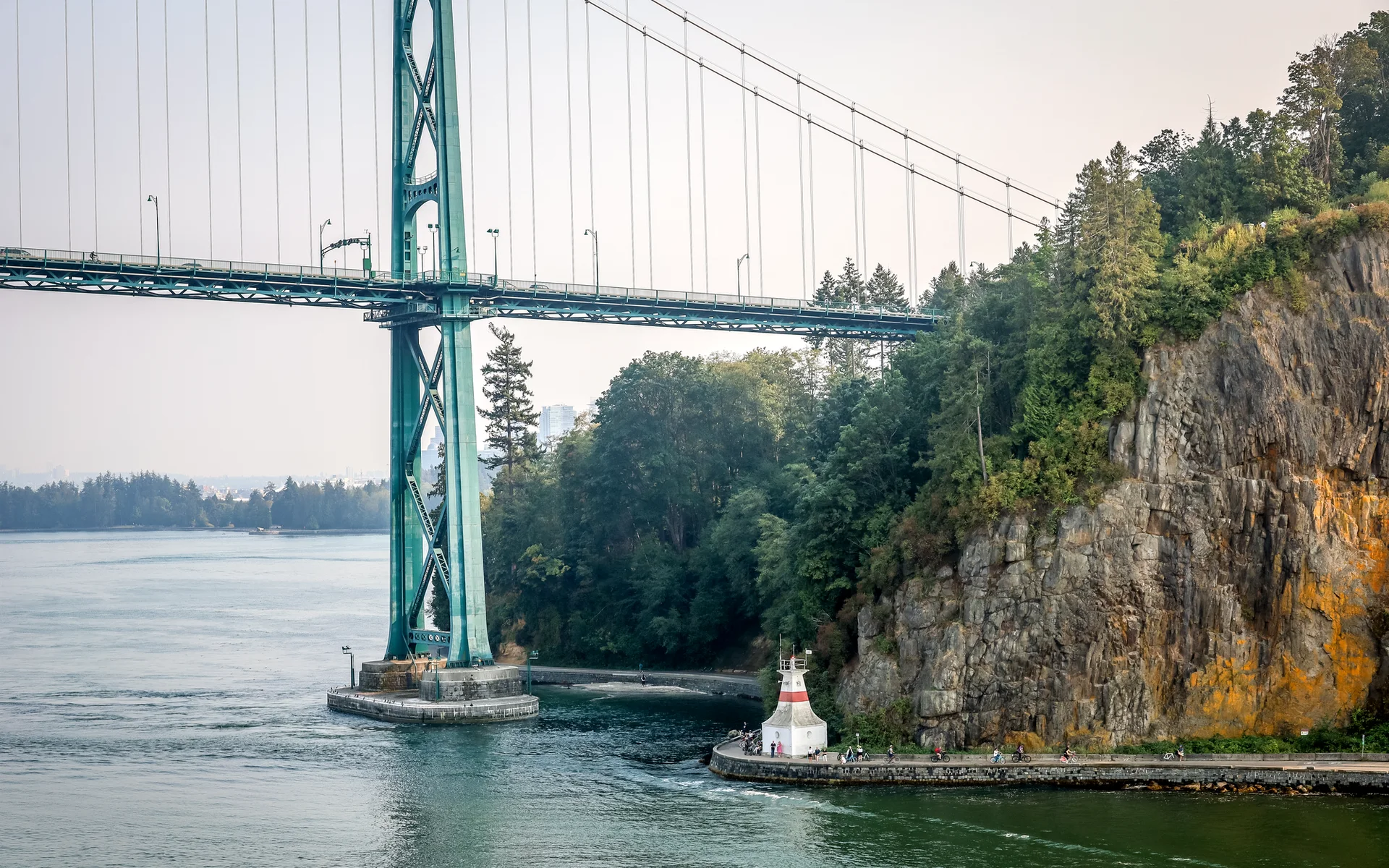 Jambatan Lions Gate yang membentang di atas air di Vancouver