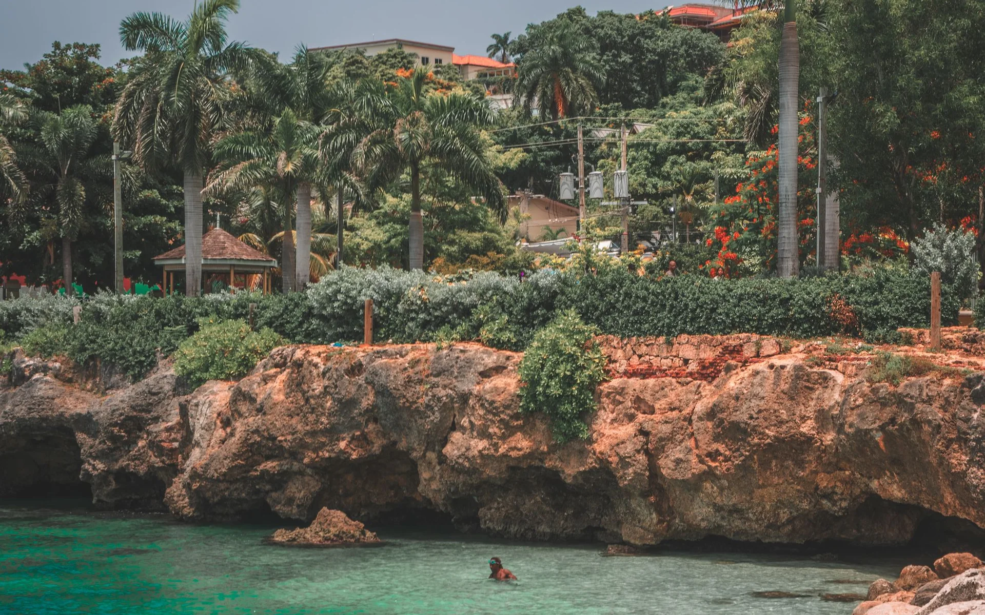 Montego Bay dengan pokok palma dan perairan turquoise