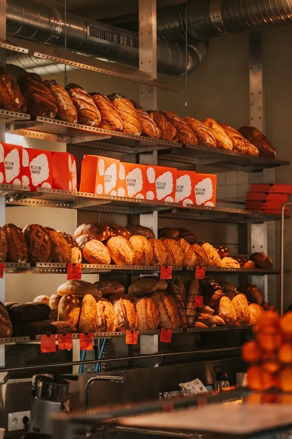 BookNoFees: Kedai roti – BLOOM BAKERY – Bratislava – BLOOM BAKERY, foto 1
