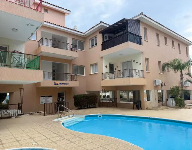 BookNoFees: Apartmen Lapang yang Tenang dengan Kolam dan Balkoni – Chloraka