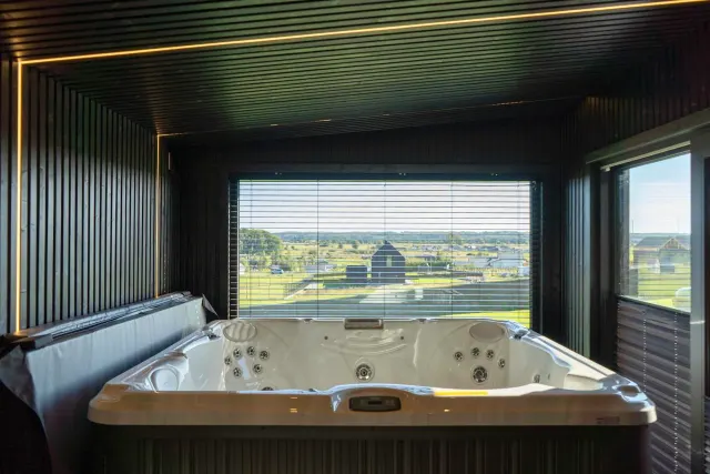 BookNoFees: homestay di Rusinowo, Poland – tab mandi di dalam bilik dengan tingkap besar di premis Black barn di bandar Rusinowo