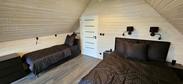 BookNoFees: homestay di Rusinowo, Poland – bilik tidur dengan katil dan dua lampu di dinding di premis Black barn di bandar Rusinowo