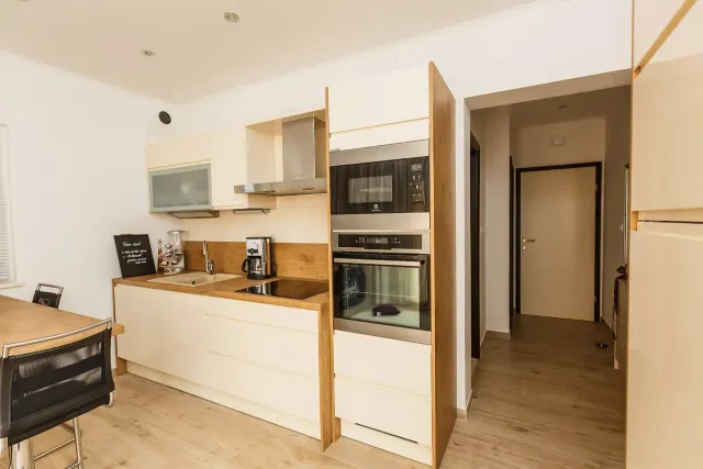 BookNoFees: Apartmen tenang dengan balkoni dan pemandangan laut – Okrug Gornji