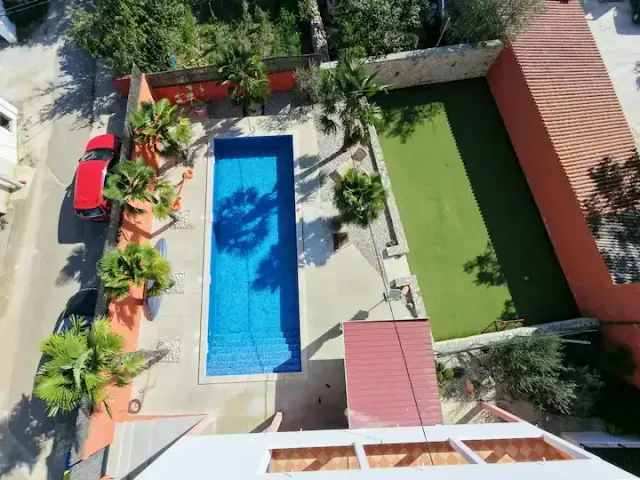 BookNoFees: Percutian sepenuhnya di atas 130m2, kolam 57m2 & taman peribadi – Čabrunići