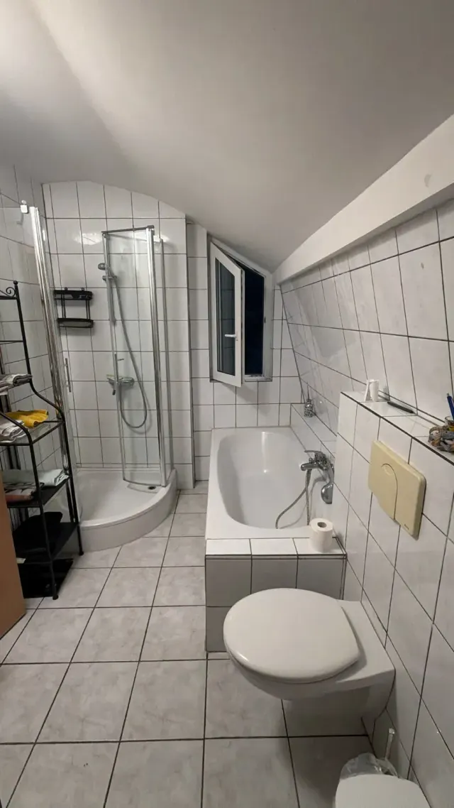 BookNoFees: homestay di Sundern, North Rhine-Westphalia, Jerman – Bilik mandi dengan tab mandi, kabin pancuran, tandas, dan tingkap terbuka
