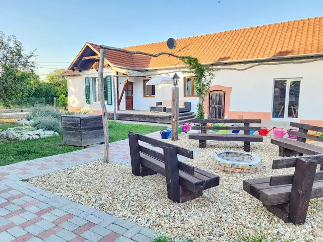 BookNoFees: Rumah Lapang yang Tenang dengan Taman dan Lubang Api – Tiszatardos