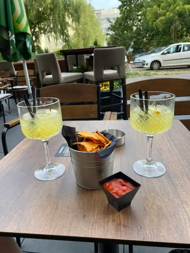 BookNoFees: Kafe – Brown bar – Zagreb – Bar berwarna perang, foto 2