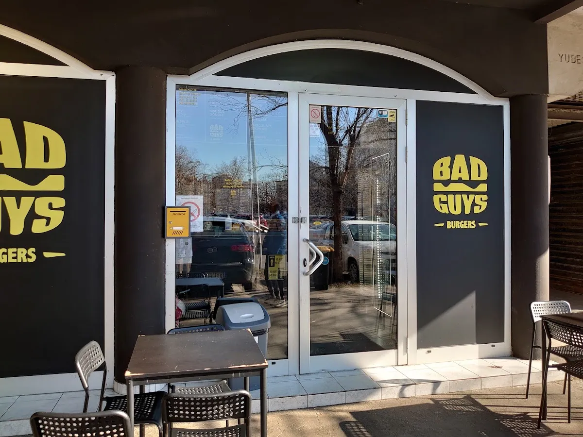 BookNoFees: Kedai snek – Bad Guys – Belgrade – Orang Jahat, foto 1