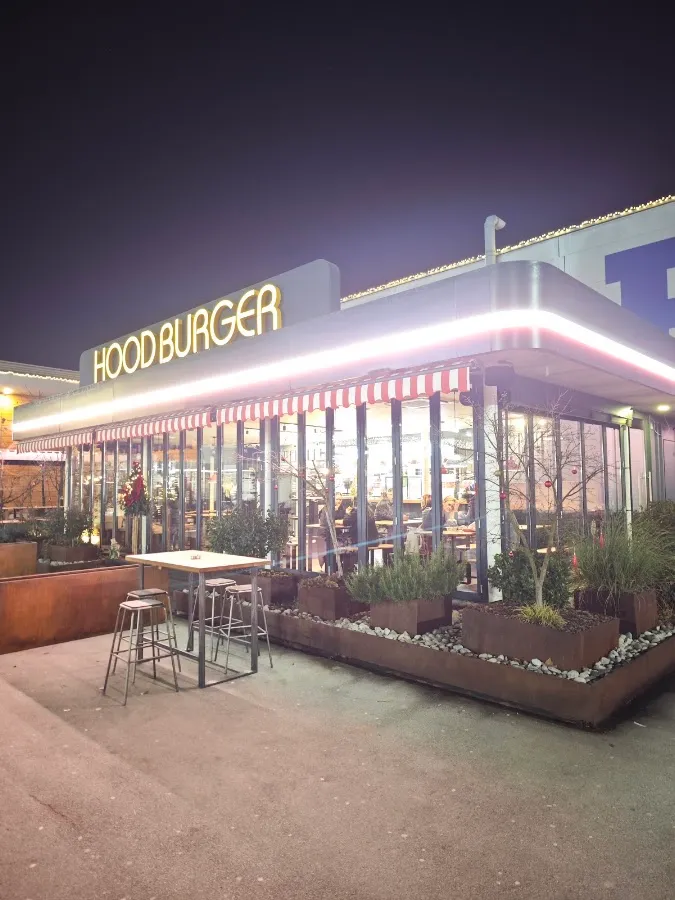 BookNoFees: Kedai snek – Hood Burger – Ljubljana – Hood Burger, foto 1