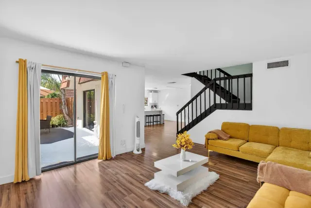 BookNoFees: Townhouse Terang dengan Patio Peribadi dan Akses Kolam – Fort Myers