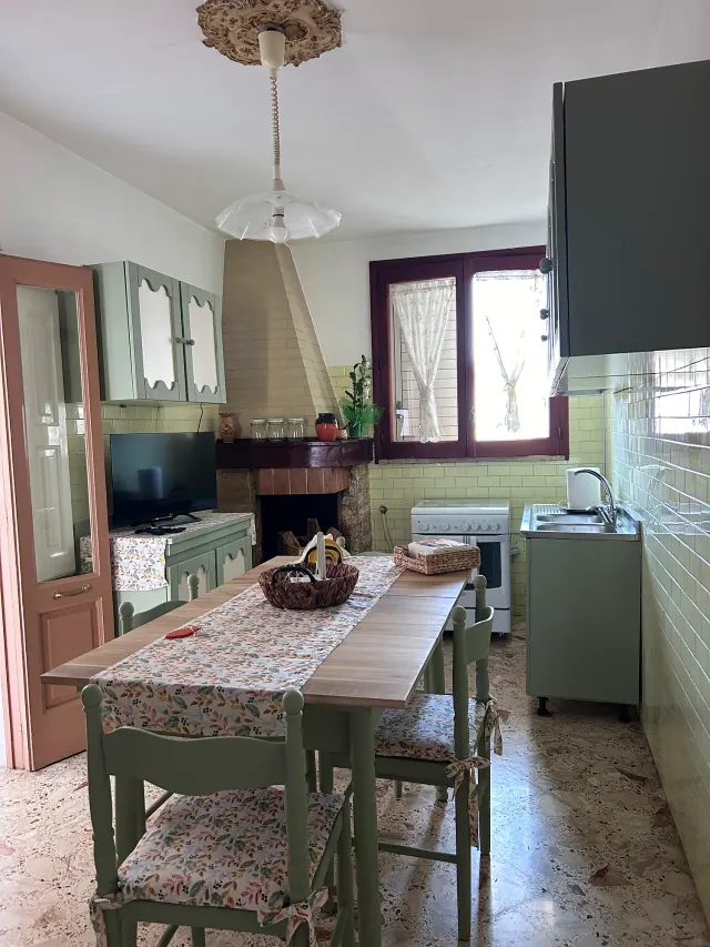 BookNoFees: Casa Vacanze il Giardino Segreto dengan pendiangan – MAGLIE