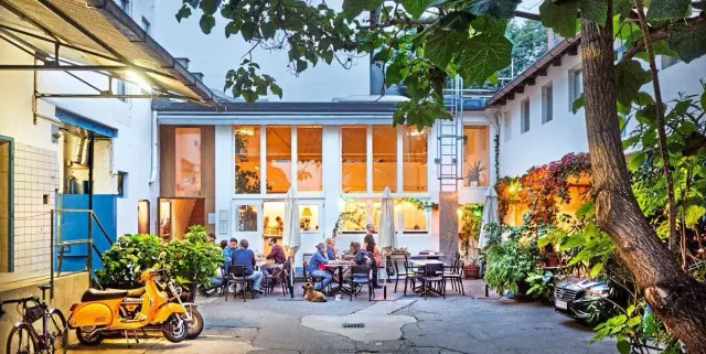 BookNoFees: Das Lokal im Hof, Vienna