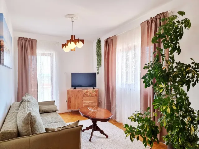BookNoFees: Apartmen Damai dengan Balkoni dan Kolam Renang Berkongsi – Okrug Gornji