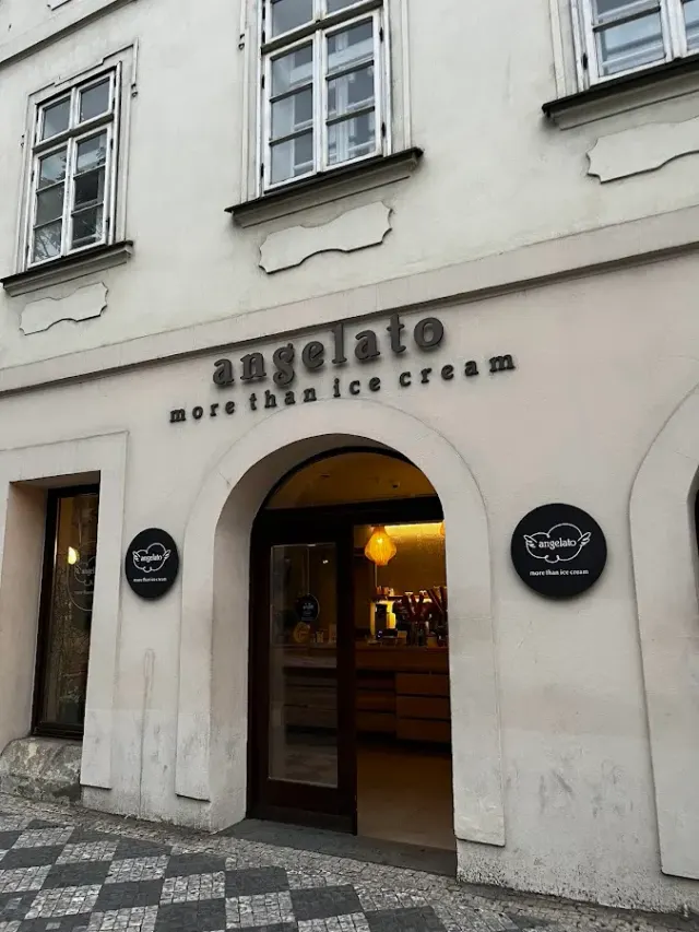BookNoFees: Angelato Café, Prague
