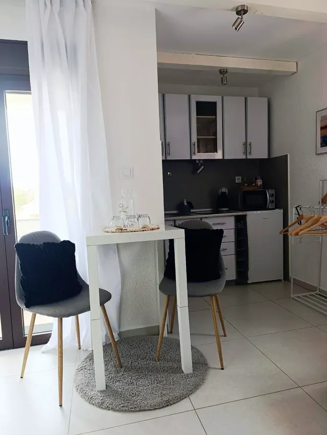 BookNoFees: Studio-apartmen yang tenang dengan balkoni dan kolam – Vir