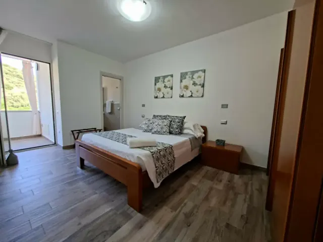 BookNoFees: Apartmen Tenang di Pusat Bandar dengan Balkoni dan Pemandangan Gunung – VILLASIMIUS
