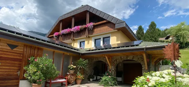 BookNoFees: homestay di St. Michael Im Lungau – Apartmen bergaya dengan taman dan perapian
