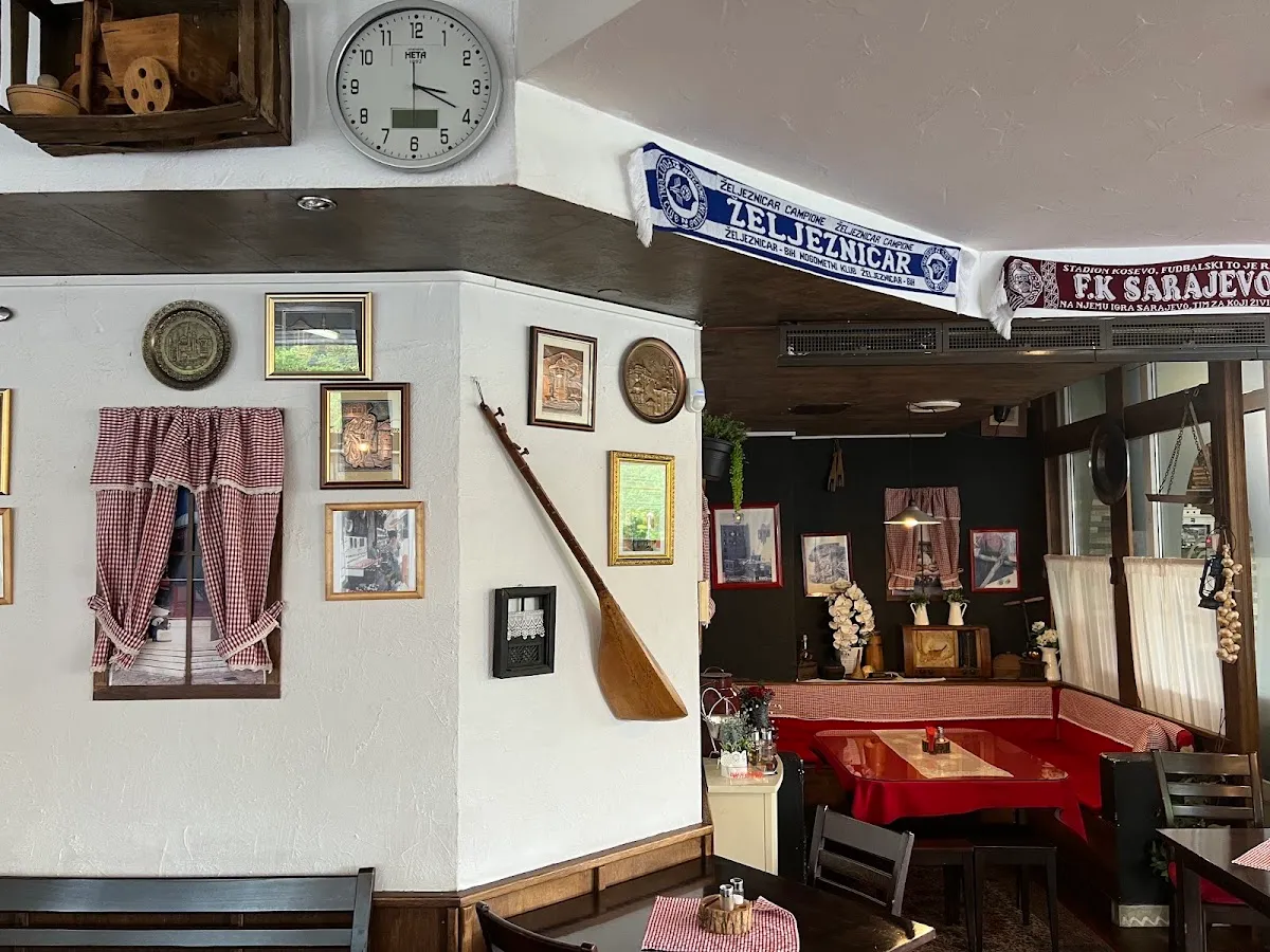 BookNoFees: Kedai snek – Deset v pol – Ljubljana – Sepuluh dalam separuh, foto 1