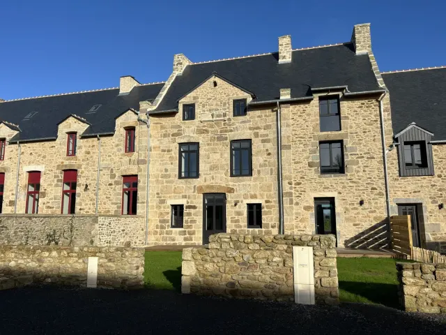 BookNoFees: Rumah Batu Bergaya dengan Taman dan Pengecas EV – Saint Malo