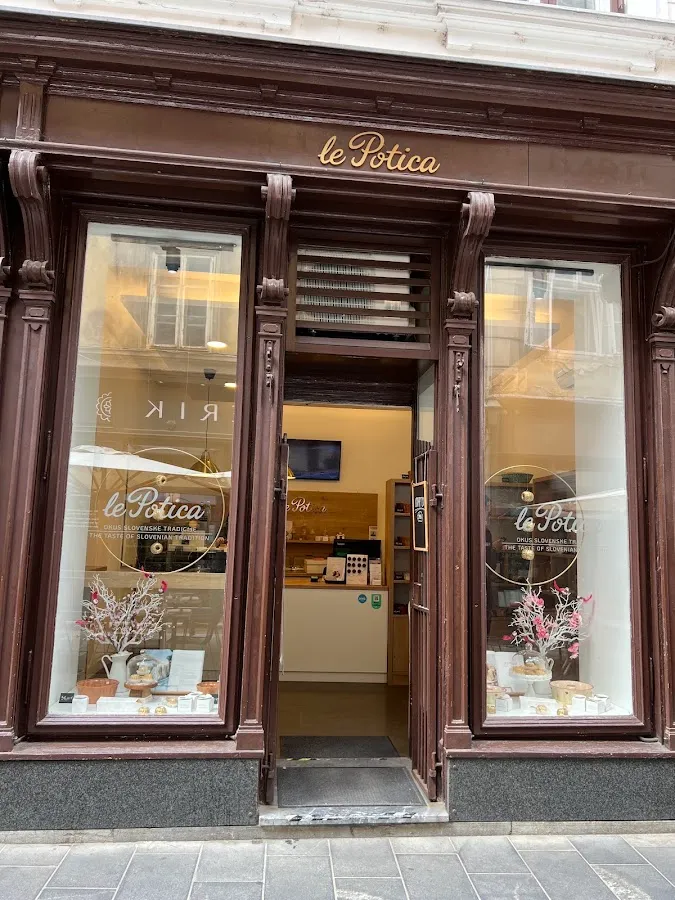BookNoFees: Kedai roti – le Potica – Ljubljana – Potica, foto 1