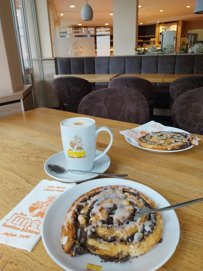 BookNoFees: Kedai roti – Bäcker Regina – Wenden – Tukang Roti Regina, foto 1