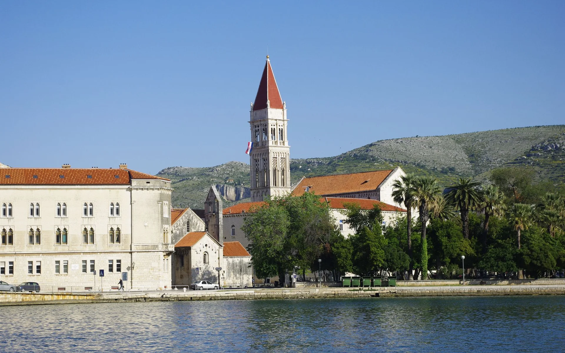 Promenad tepi laut Trogir dengan menara gereja bersejarahnya