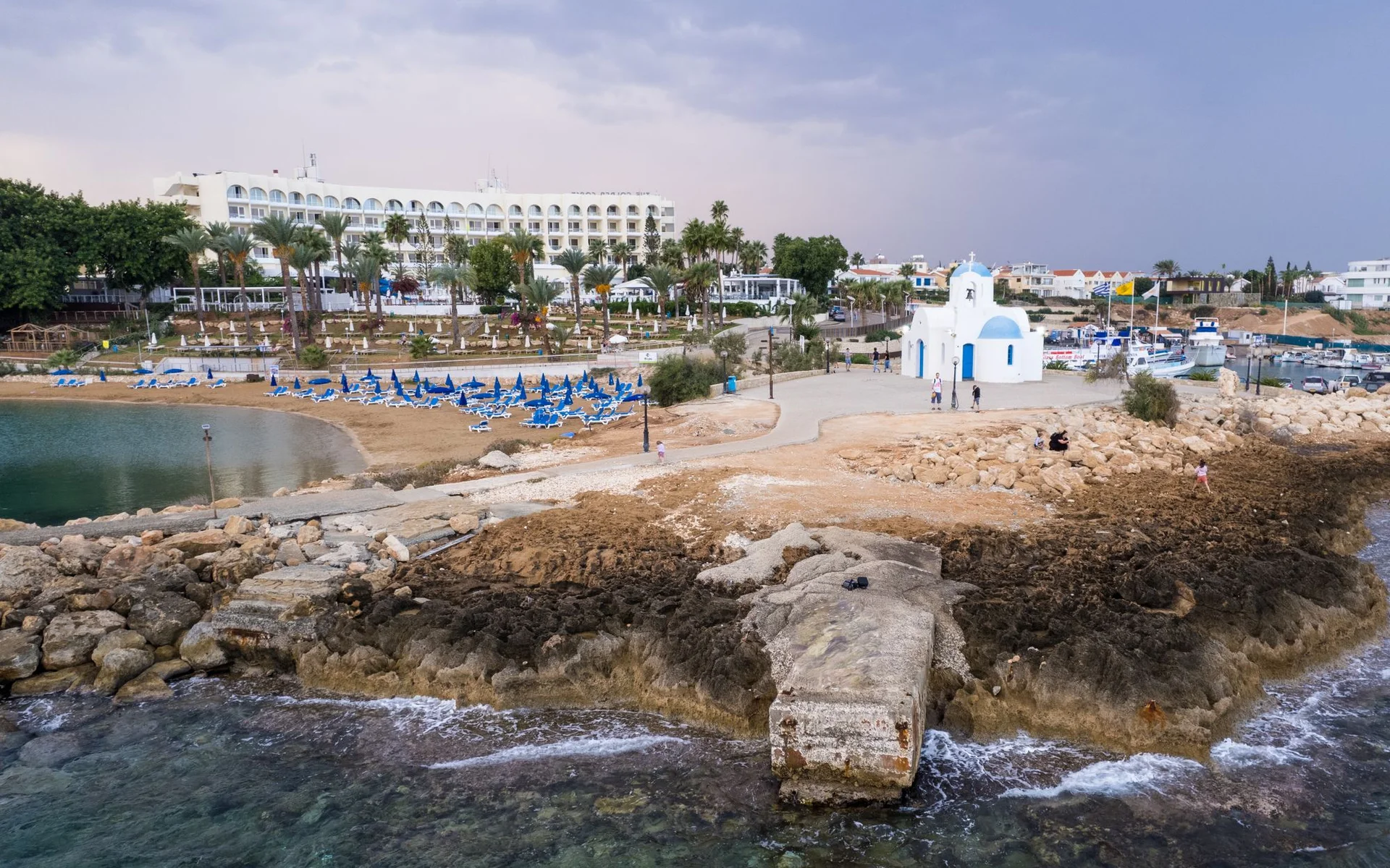 Gereja dan pantai di Pernera, Cyprus