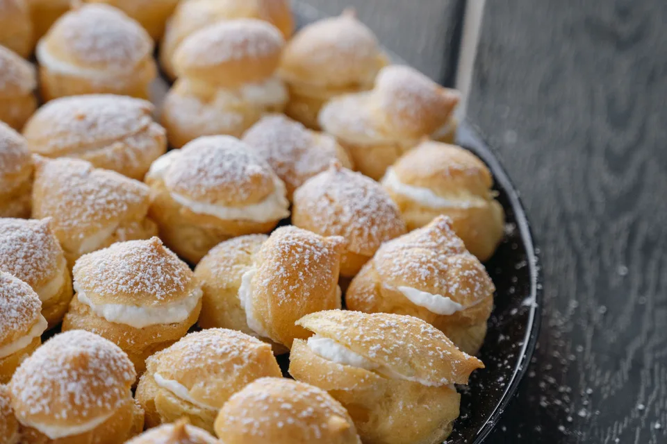BookNoFees: Contoh foto: Pastri choux berkrim yang ditaburi gula aising