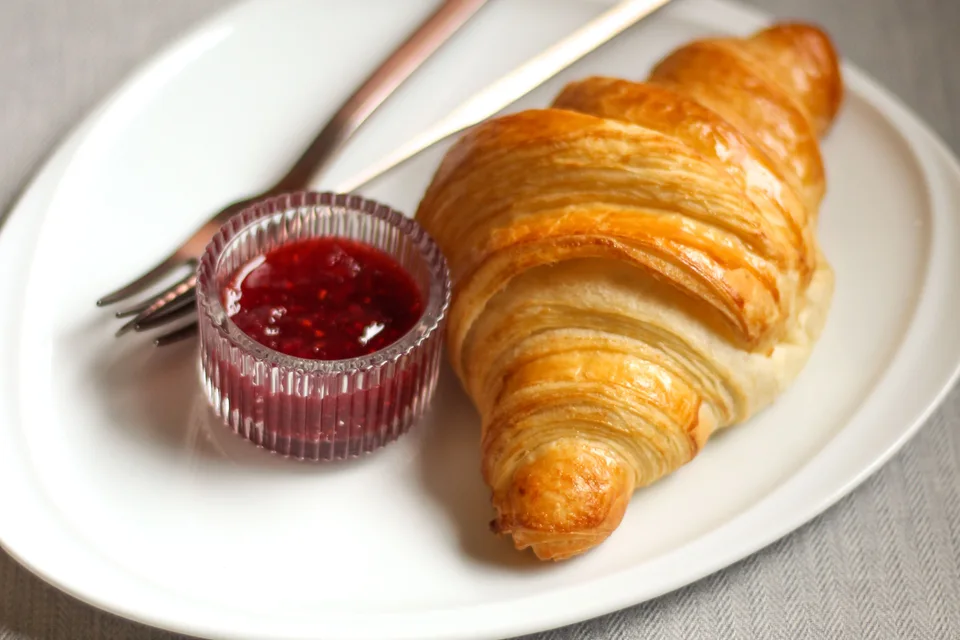 BookNoFees: Contoh foto: Croissant dihidangkan dengan jem