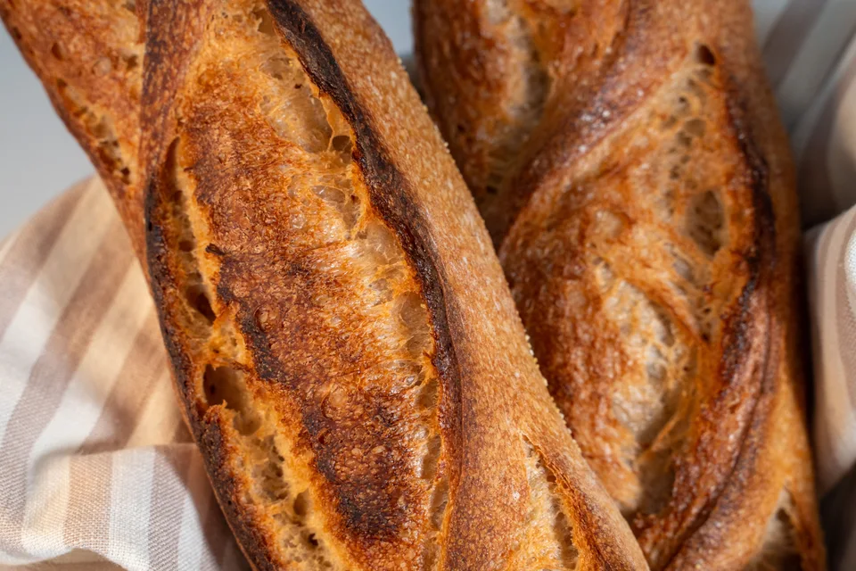 BookNoFees: Contoh foto: Baguet perang keemasan terletak di atas kain kotak-kotak