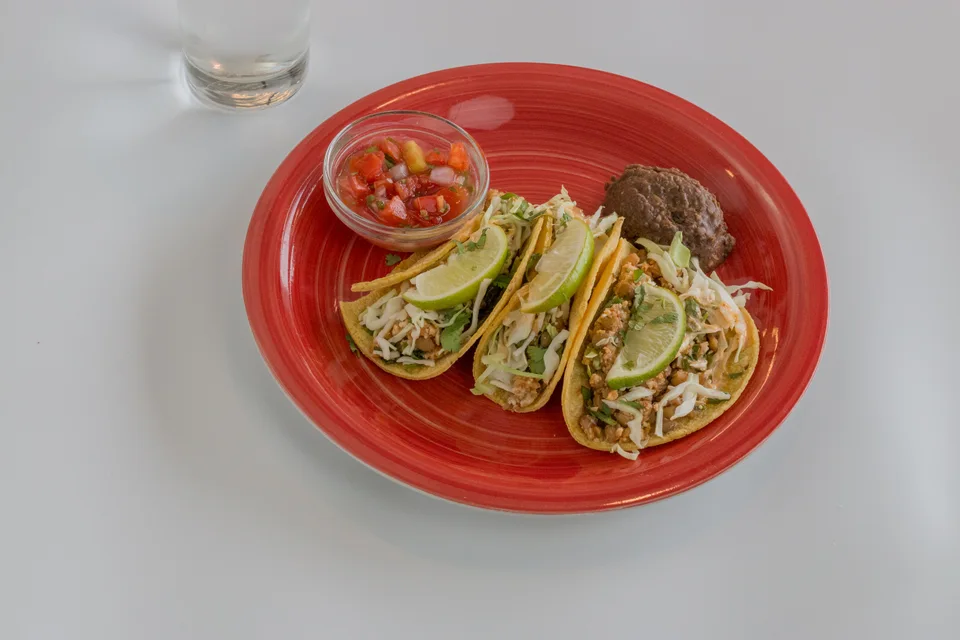 BookNoFees: Contoh foto: Tiga taco di atasnya dihidangkan dengan hirisan limau nipis, dengan salsa di atas pinggan merah