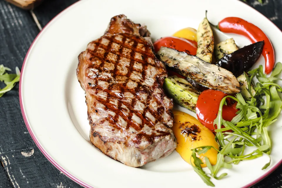 Contoh foto: Steak bakar dihidangkan dengan sayur-sayuran