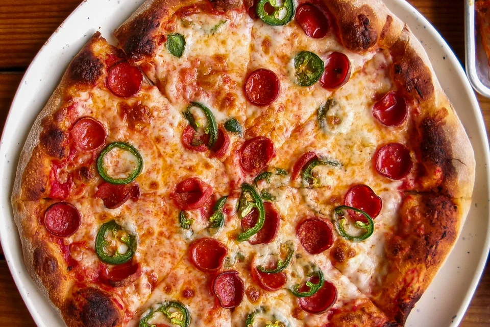 BookNoFees: Contoh foto: Pizza dengan topping pepperoni dan lada benggala hijau